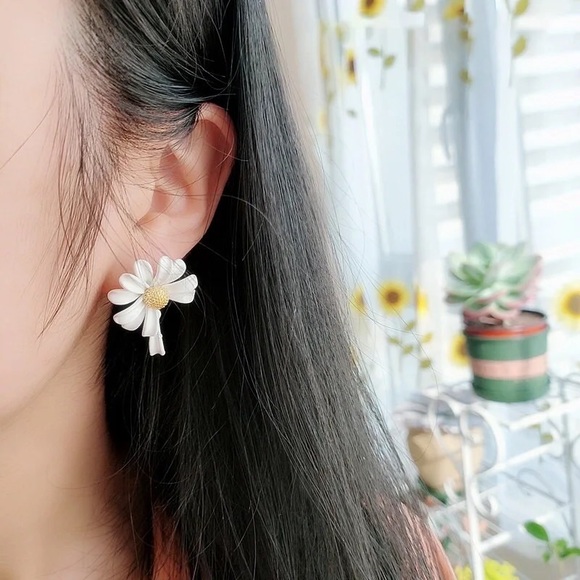 Daisy earrings dangle stud chic gold 3d asymmetrical drop jewelry - Picture 4 of 7